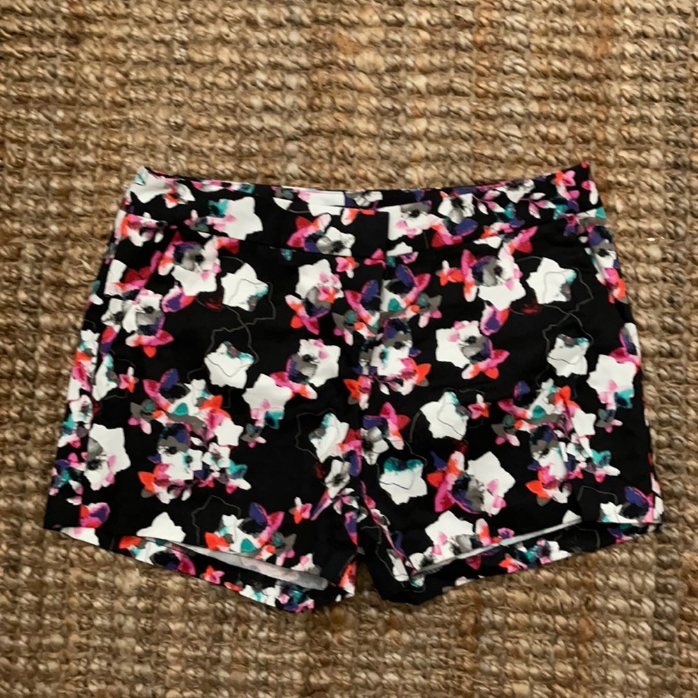 Express short shorts front zipper.